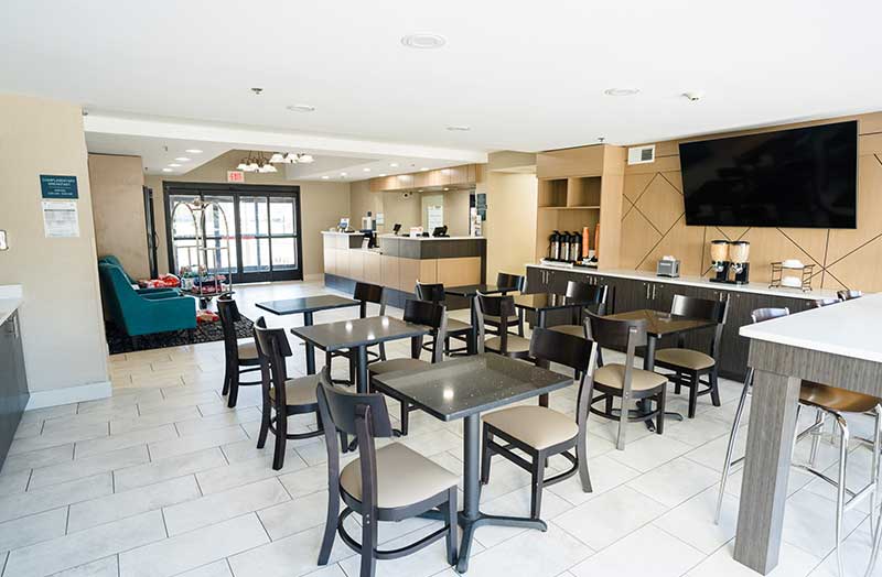 Bright and inviting breakfast area at Mainstay Suites Knoxville Airport, offering a variety of morning options for guests
